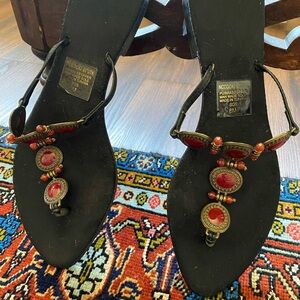 NCCOOKI ECUTK Embellished Black T-Strap Sandals